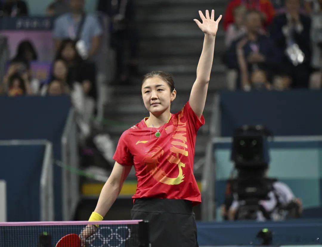 陈梦巴黎奥运也戴了项链，当时报道称这枚吊坠是陈梦父亲专门为女儿定制的，被寄予了“