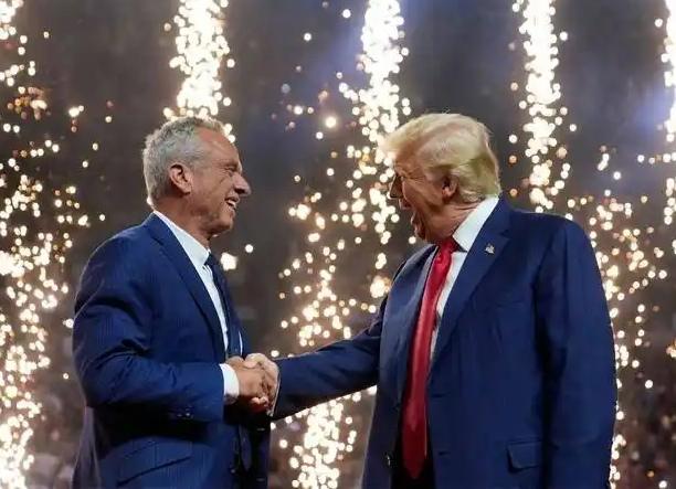 特朗普又喊“被背刺”了！据美媒报道，当地时间3月23日，特朗普谈及前国家反恐中心