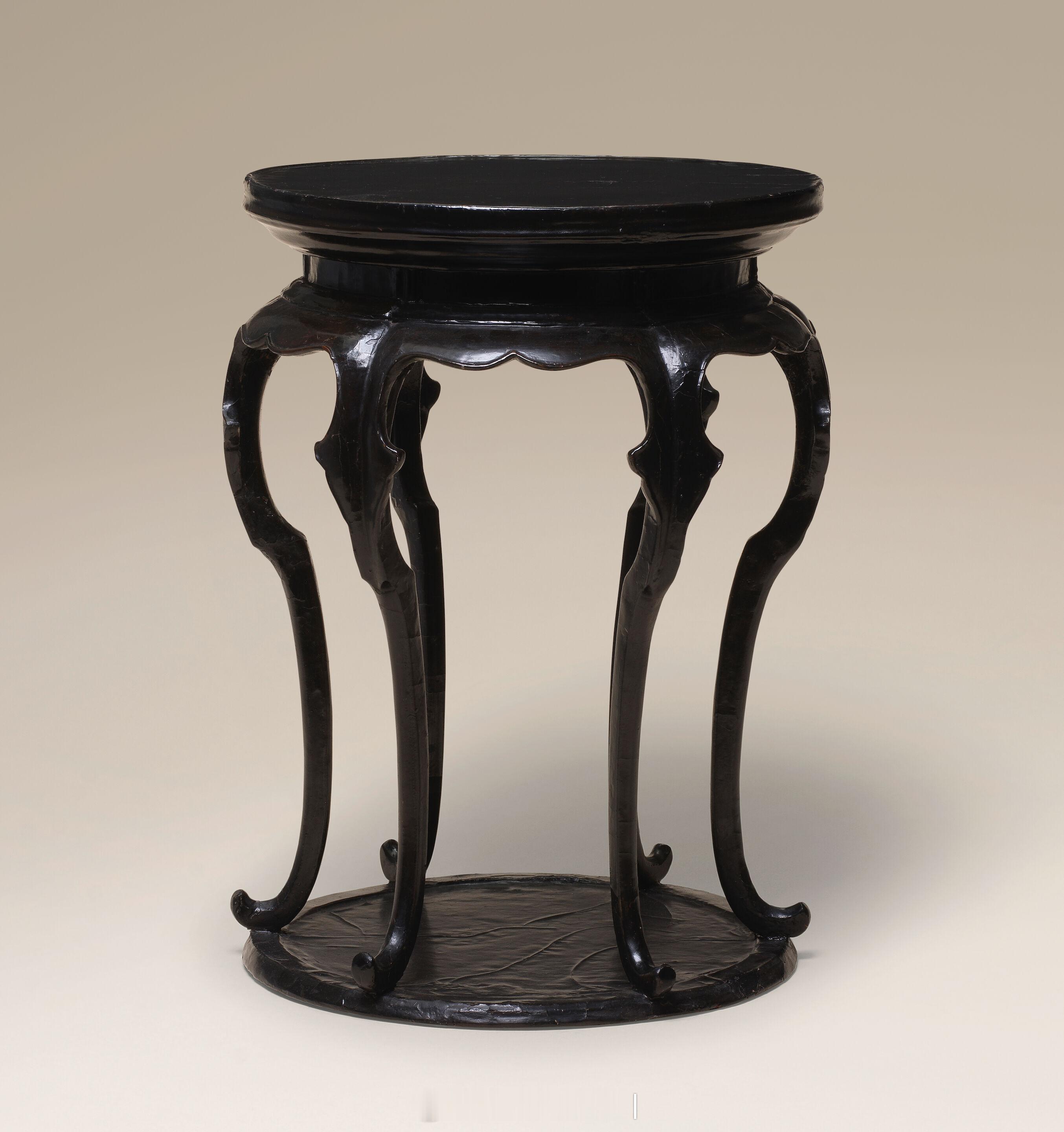 髹饰录 | 南宋/元 黑漆高束腰六足圆香几尺寸：高 39cm来源：伦敦邦瀚斯20