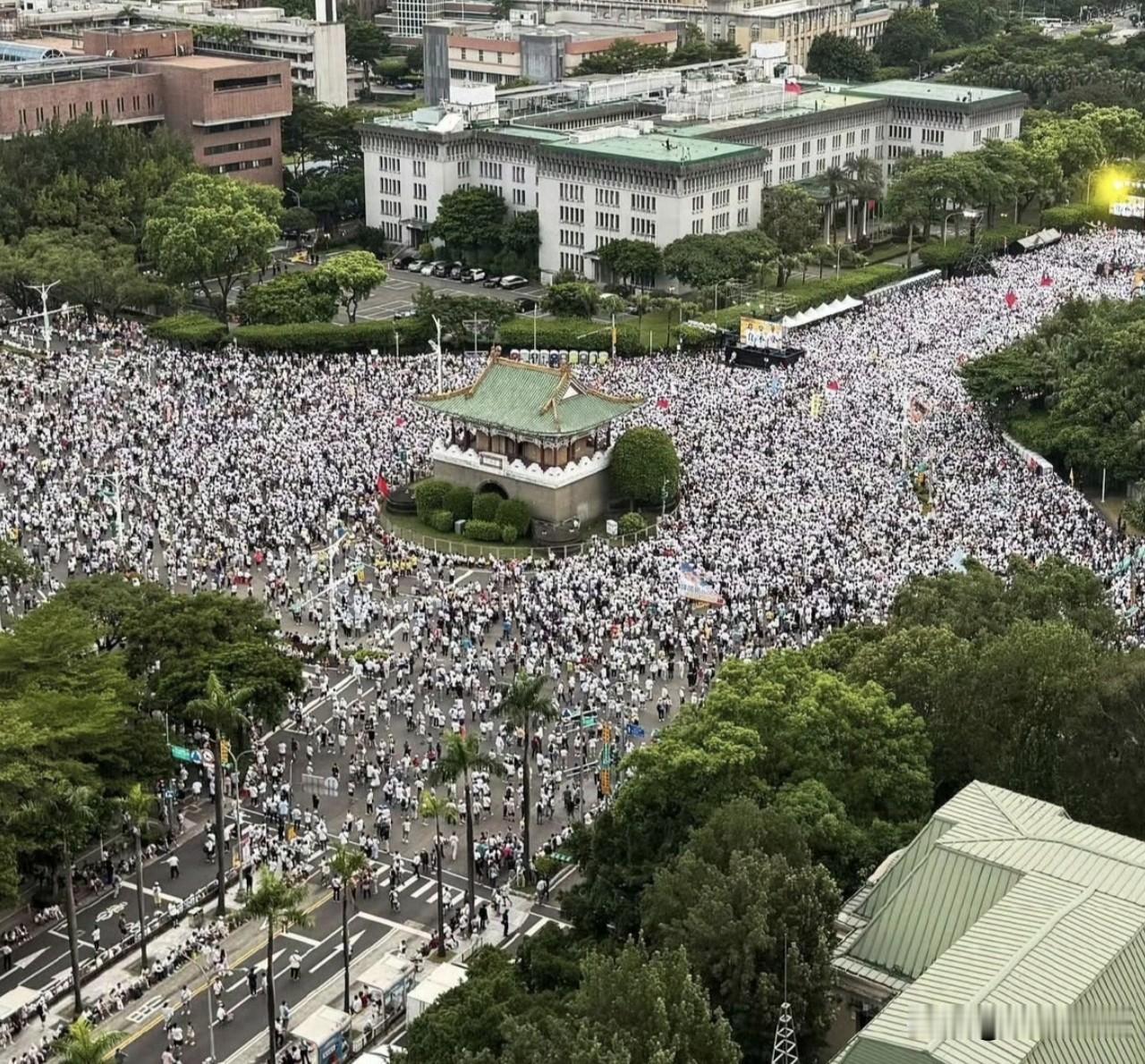 台北的景福门这一片好多人，他们在反对有问题的油，现场人数越来越多。从航拍明显看出