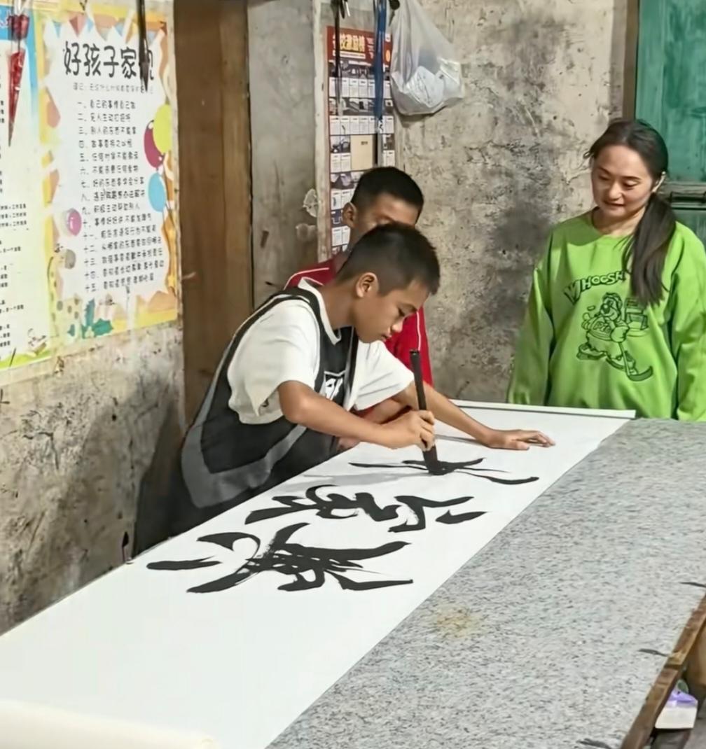 李明同学的书法，最牛的一点是，不论大字小字、楷书行书，李明同学都是下笔完成，这一