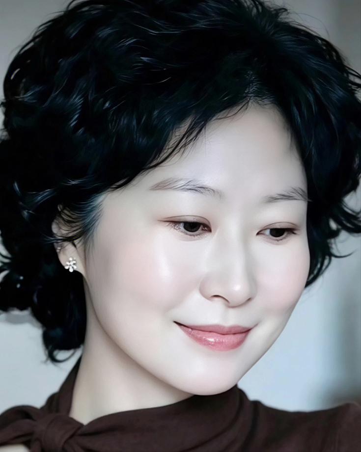 这位女士笑容温柔，气质优雅。