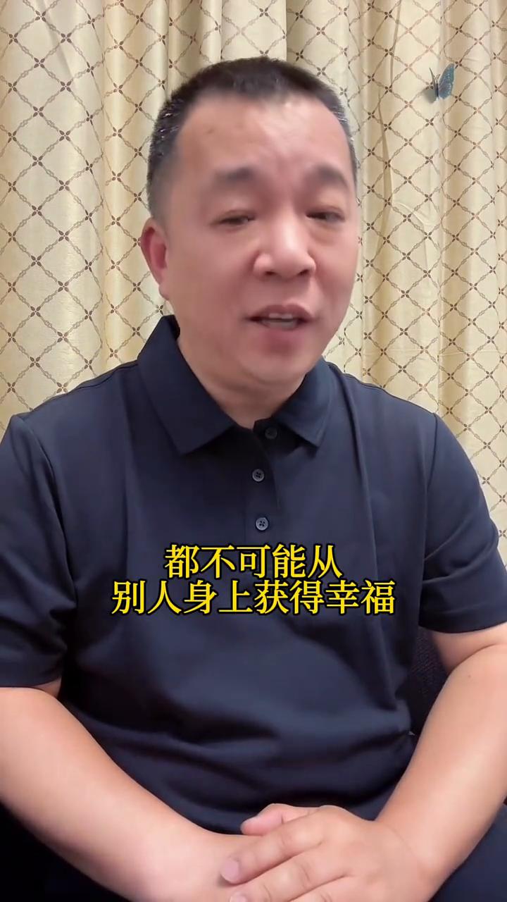 潘洋杂谈：人最大的清醒。
一个人最大的清醒就是你要明白，你终其一生都不可能从别人