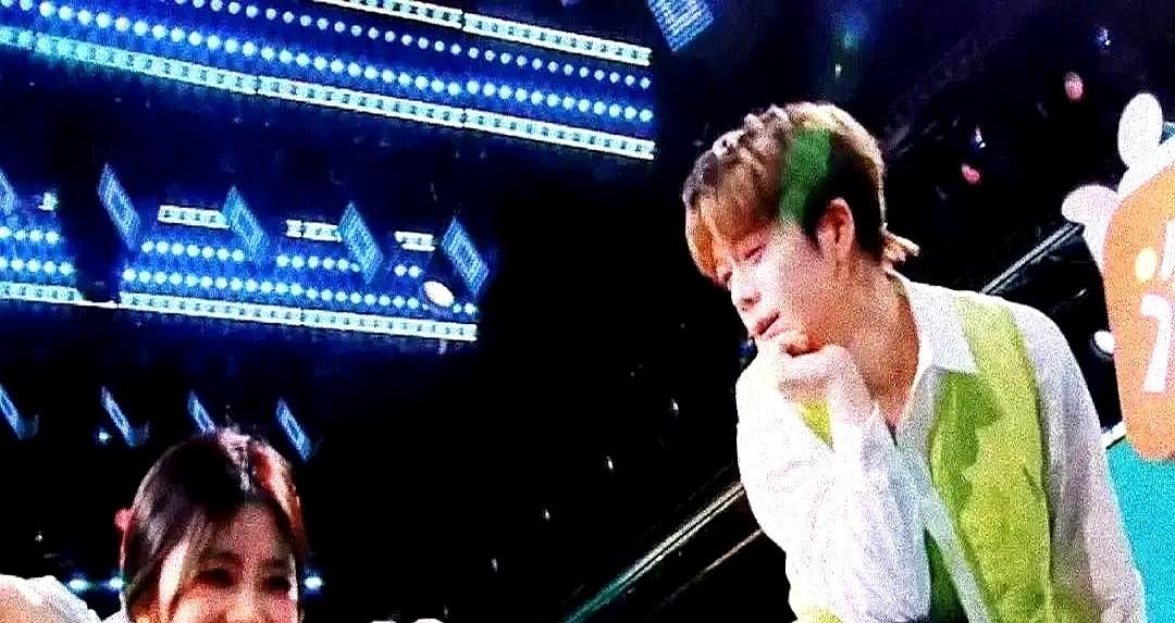 为了兄弟一句“想放弃”，王栎鑫凌晨三点直接关了直播。

就因为陈楚生突然发了条动