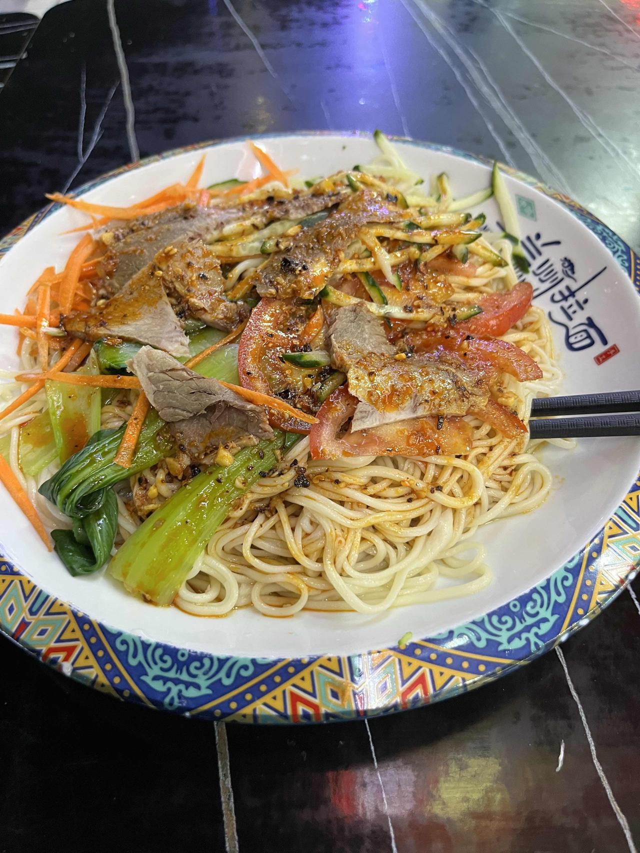 夜晚街边小聚，美食与啤酒相伴，享受都市的宁静与美好。不知道你们到了退休的年龄还有