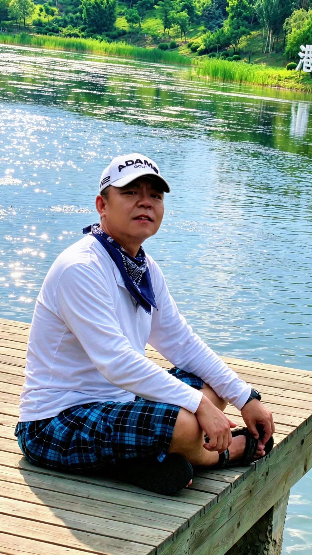 ☀️湖面碎金晃成星子✨，木栈上把时光坐成诗。偷得浮生半日闲，棋盘山小镇藏着治愈的