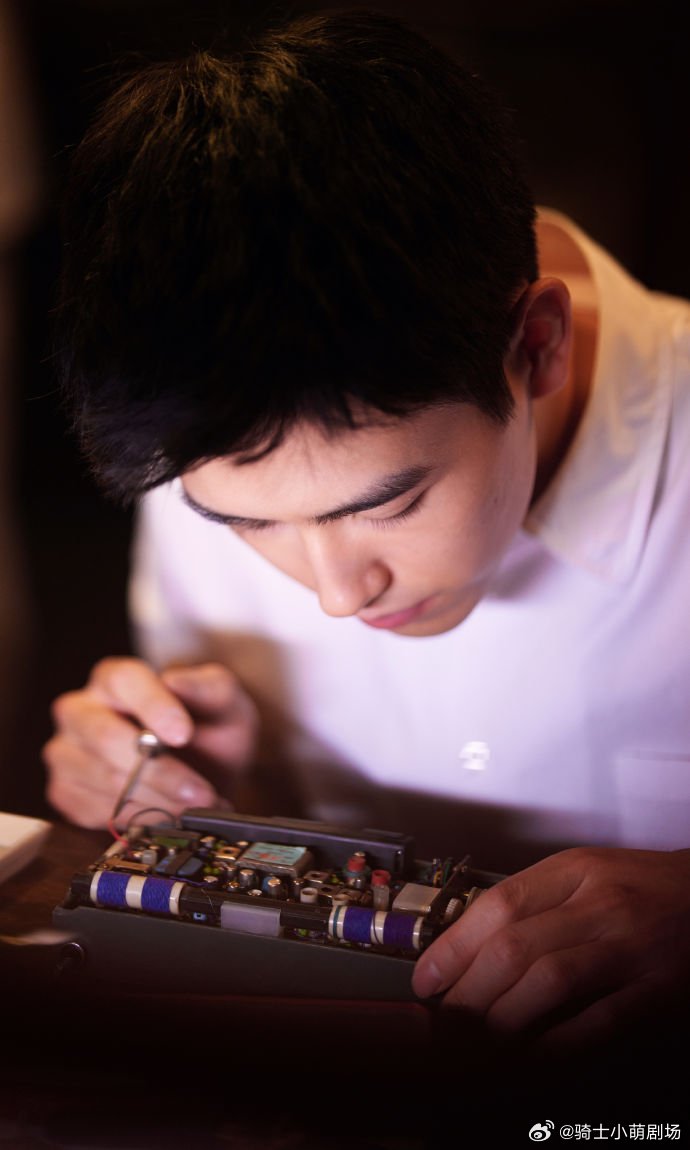 方穆扬费霓一起上大学困境中彼此托举，黑暗里互为光亮。费霓与方穆扬将婚房化作学习阵