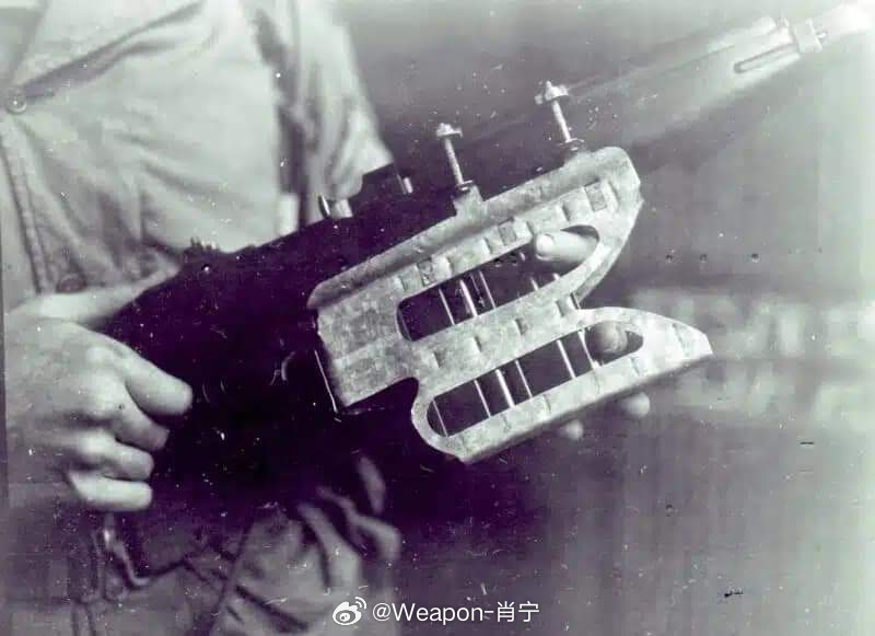 烽火问鼎计划每天认识一件兵器 二战期间，一名美国士兵为他的 M1 卡宾枪制作了一