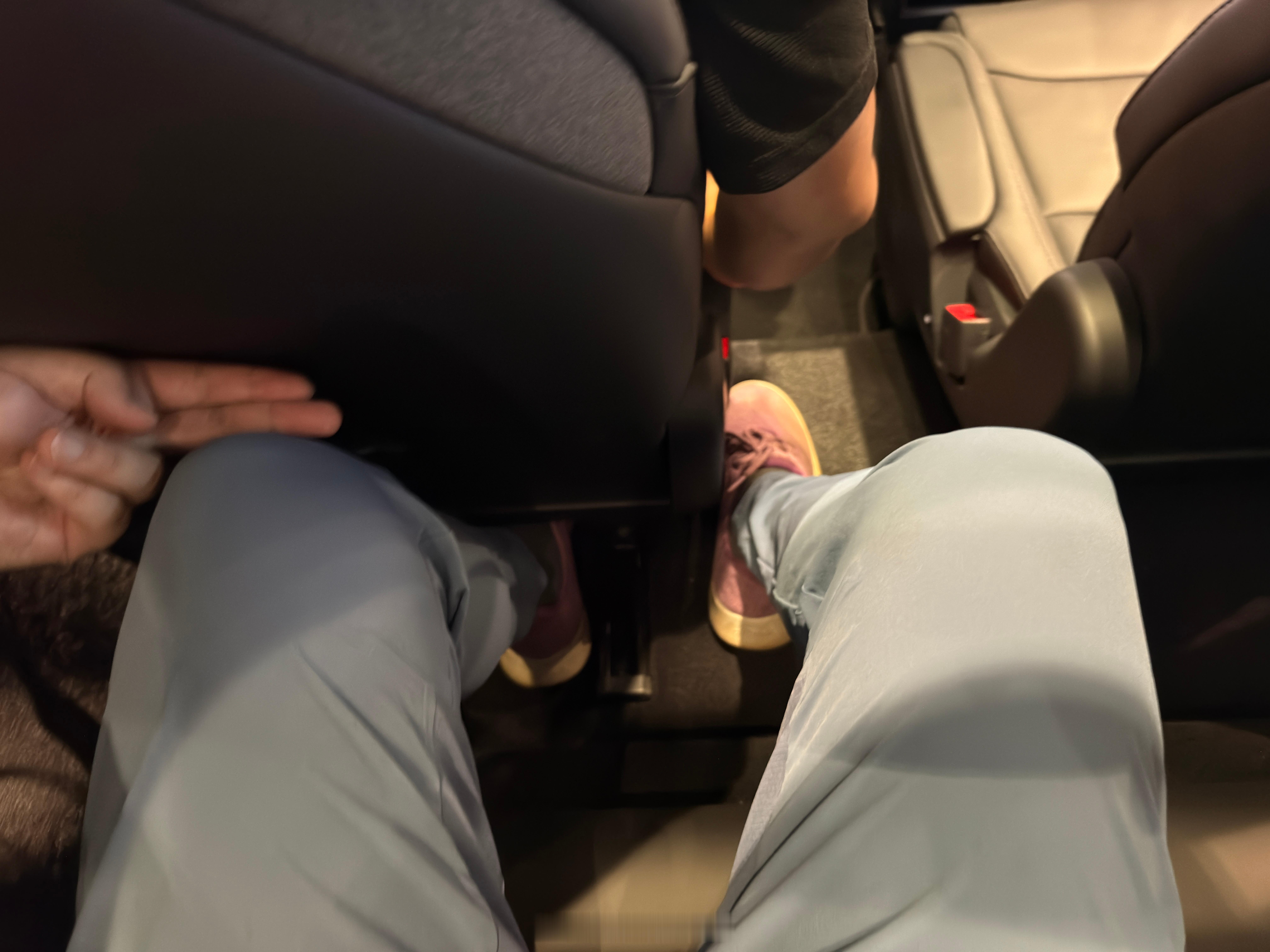 下午去特斯拉店里看了看6座版Model Y：1、腿部空间，二排1.5拳时，三排2