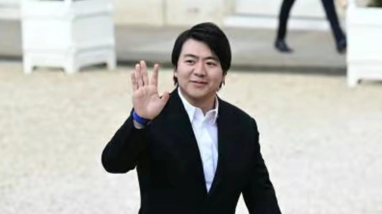 法国巴黎爱丽舍宫，花团锦簇，流光溢彩，国宴正在举行。朗朗、巩俐也受邀出席。#巴黎