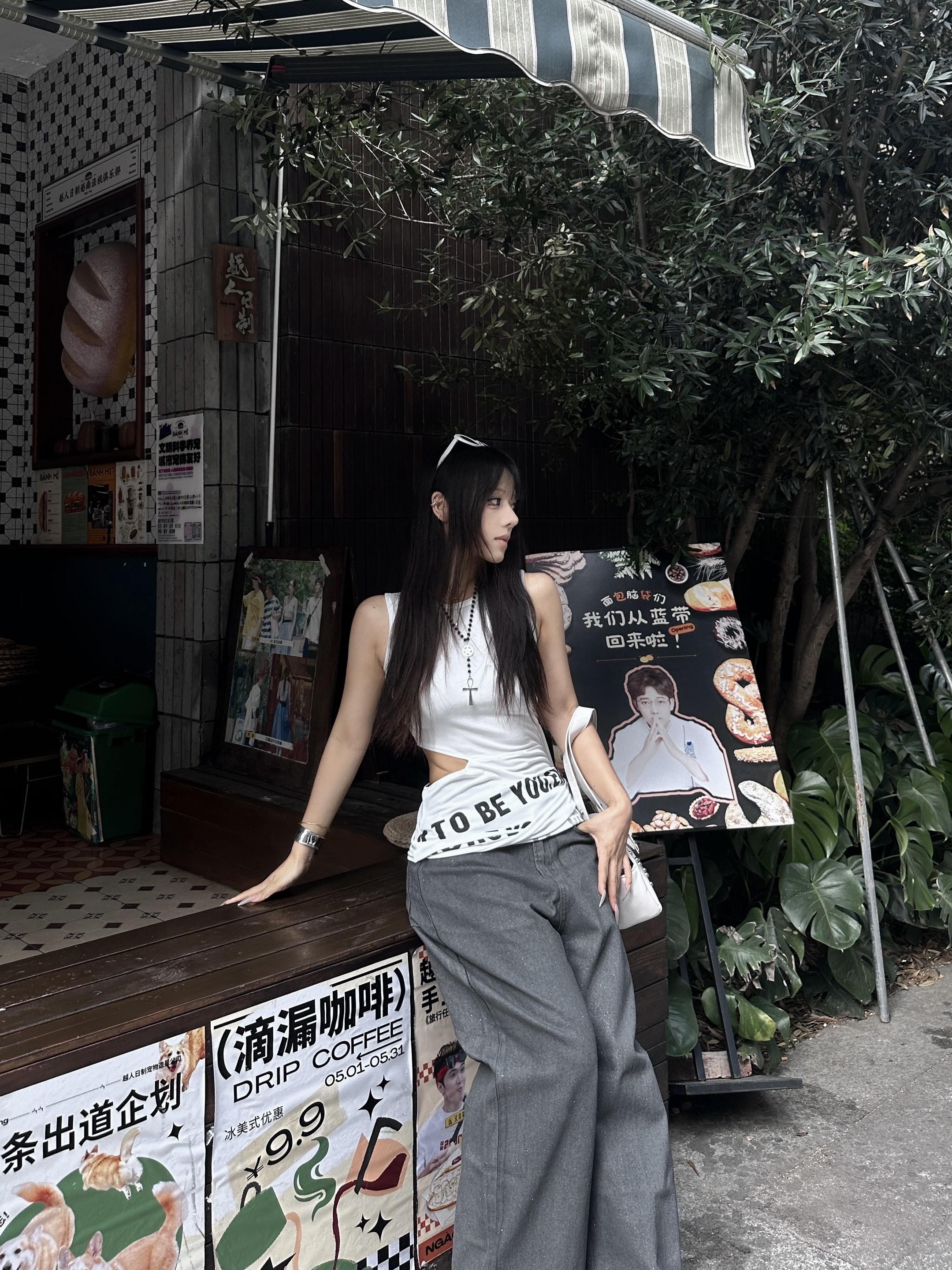 所以从那以后我学会在感情里装傻充愣。原来幸福的秘诀是睁一只眼闭一只眼