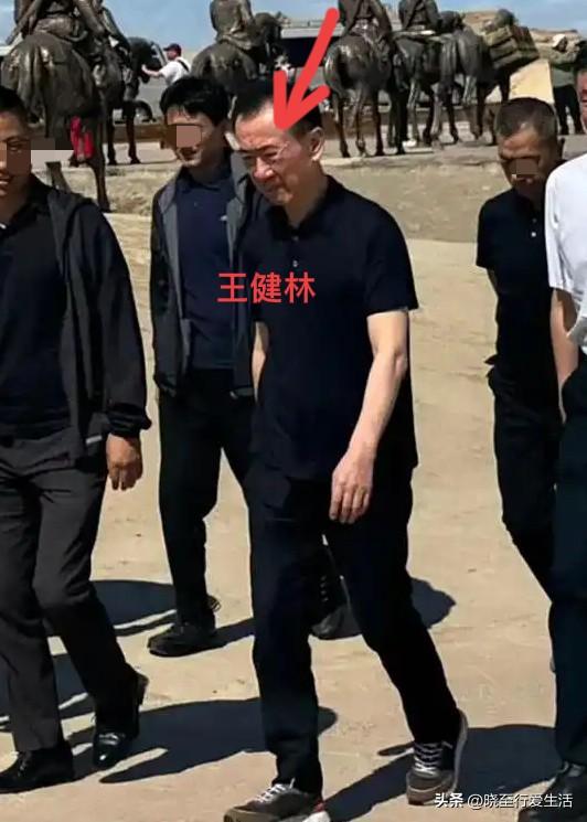 差距忒大！一个满脸憔悴，像苦行僧；一个搂抱美女，是享乐族！

瞧老子行走在烈日下