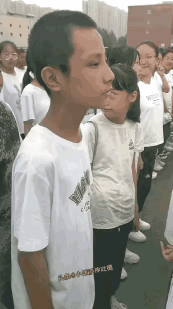 好孩子！学校活动，要求学生统一穿白色运动鞋。

男生自知家里贫困，舍不得让家长买