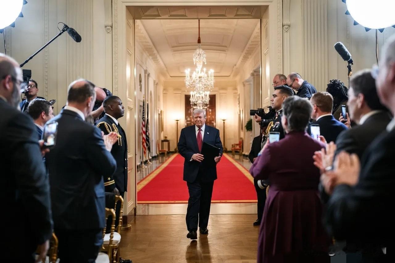 特朗普今天发文说：“正前往华盛顿特区。稍后将在空军一号上召开新闻发布会。卢比奥国