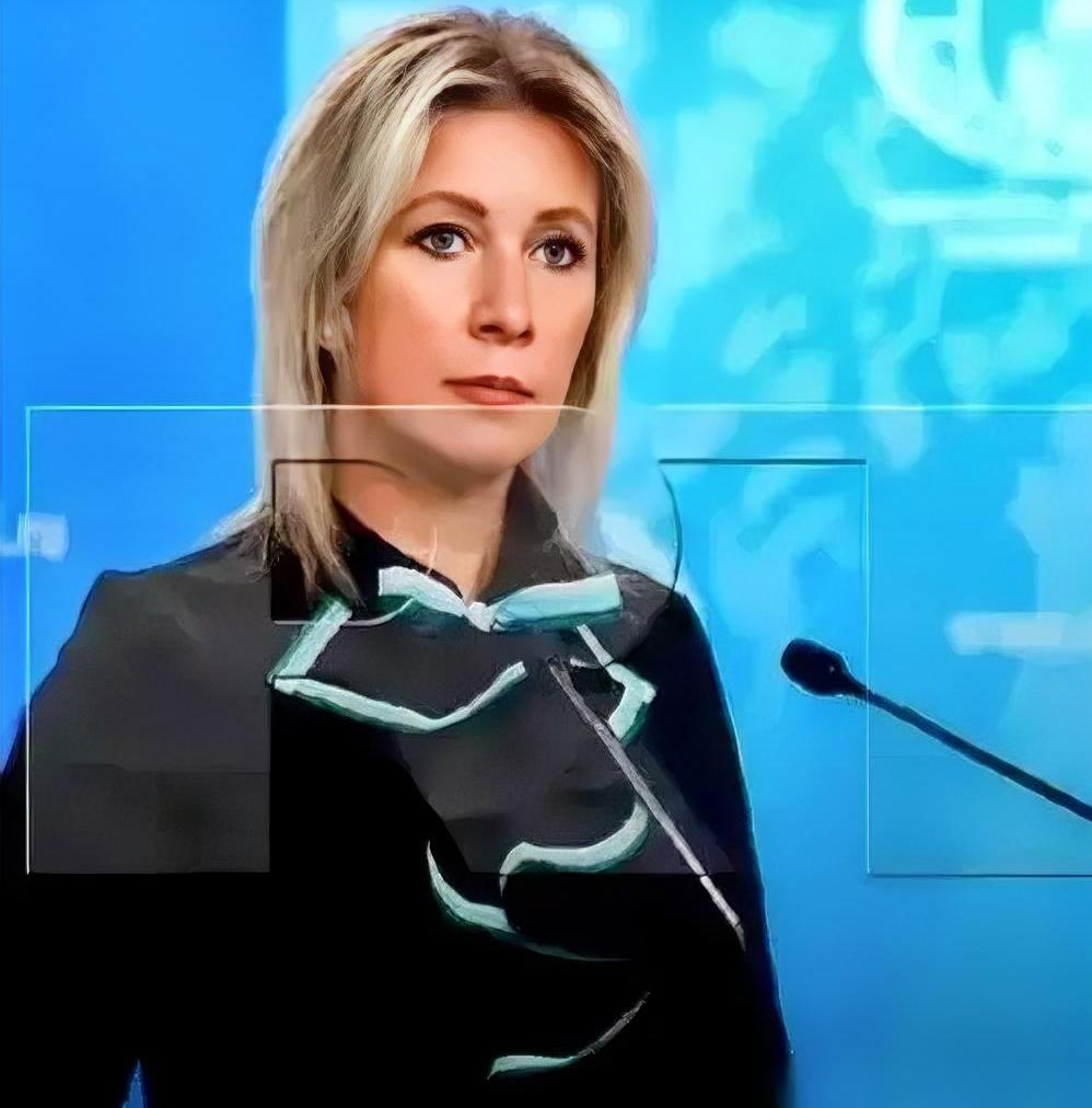 俄罗斯那个女发言人扎哈罗娃，干了件让全世界都看不懂的事。她当着所有媒体的面，公开