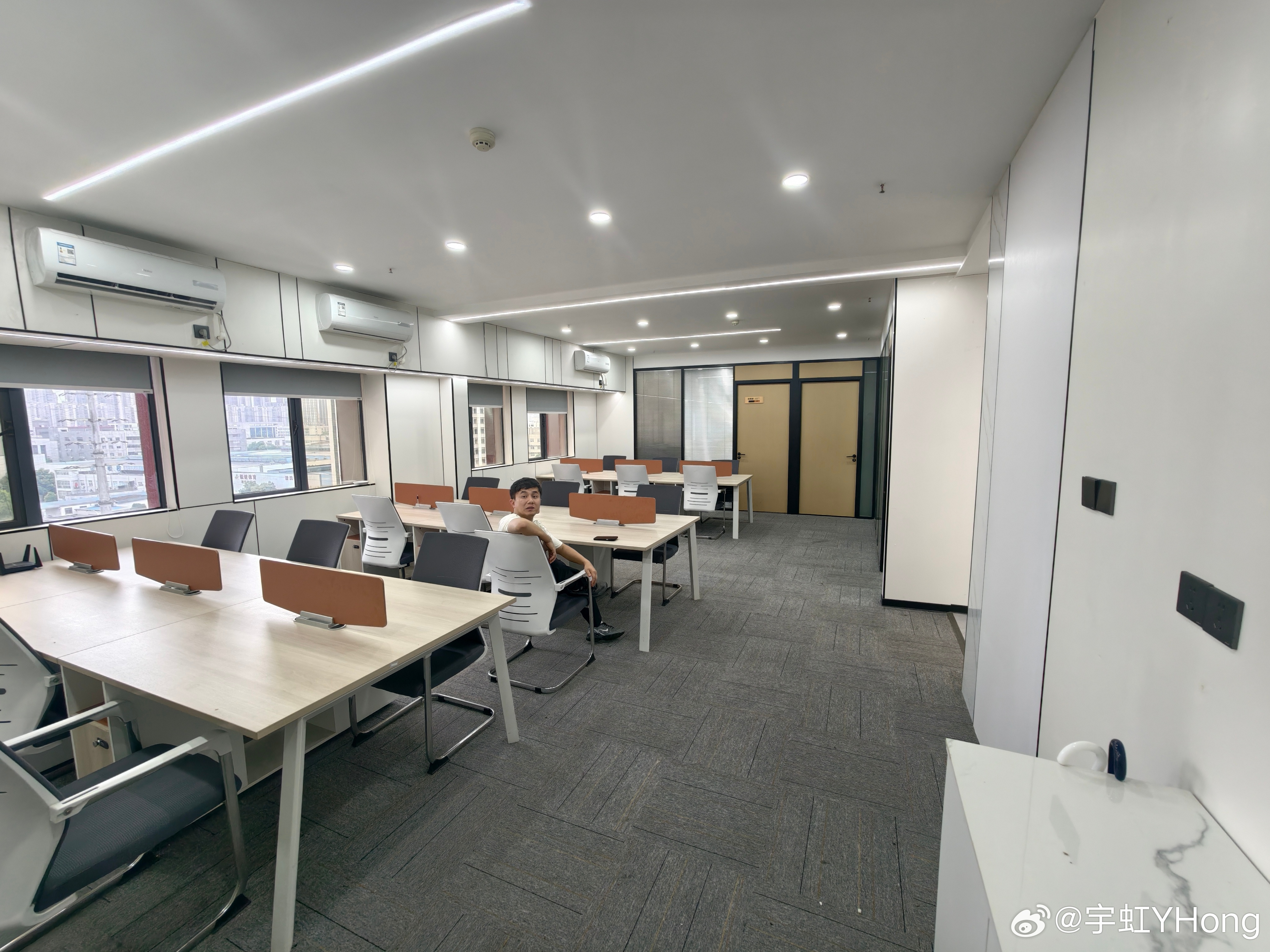 新办公室选址中看了下麓谷这边，130平左右的差不多价格都在4000一个月左右这个
