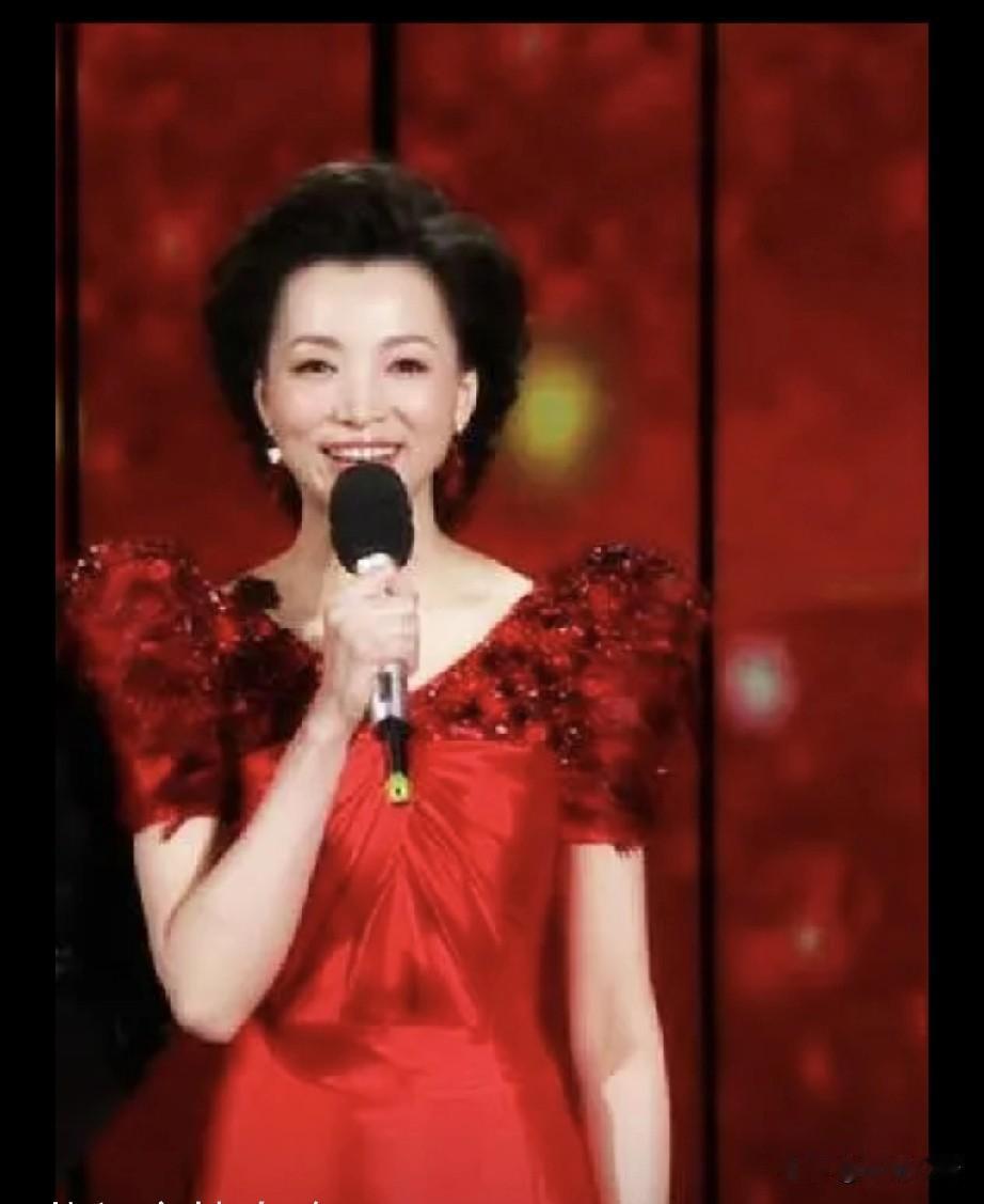 别做梦了！
春晚回不去了。
春节已经过去了好几天了，还有人絮絮叨叨，说现在的春晚