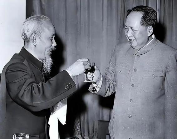 1955年9月，中国人民解放军首次实行军衔制度，数百名经历过土地革命战争、抗日战