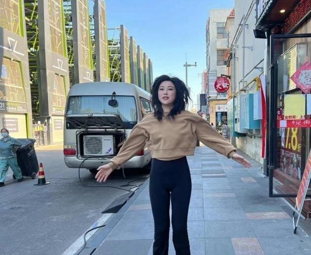 网友A：朱珠真的太有勇气了，产后直接在街头锻炼，完全不怕形象问题。

网友B：是