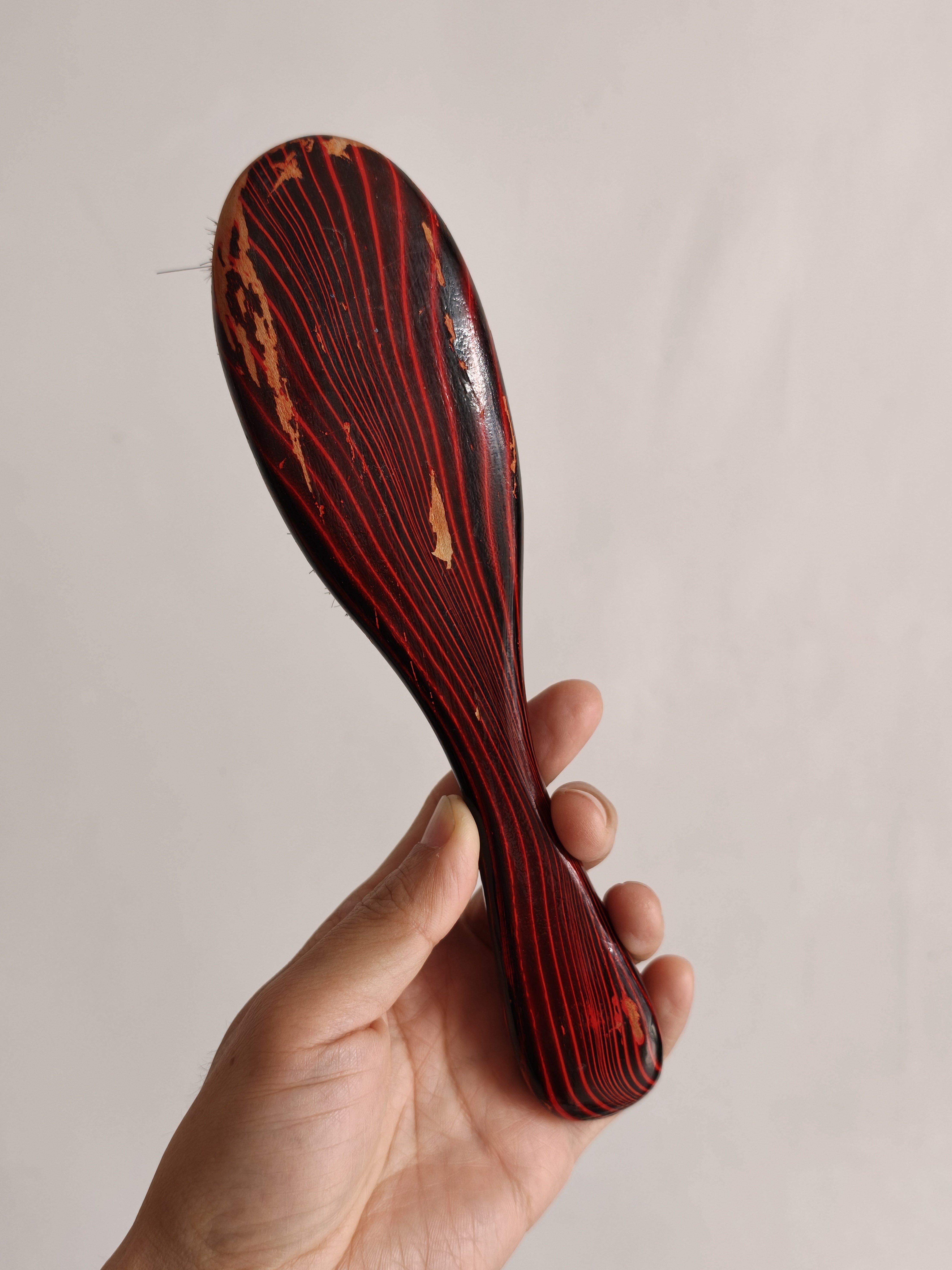 今天找到一件“古董”。从我记事儿起，这把刷子就在家里上班，老太太说，比我岁数还大