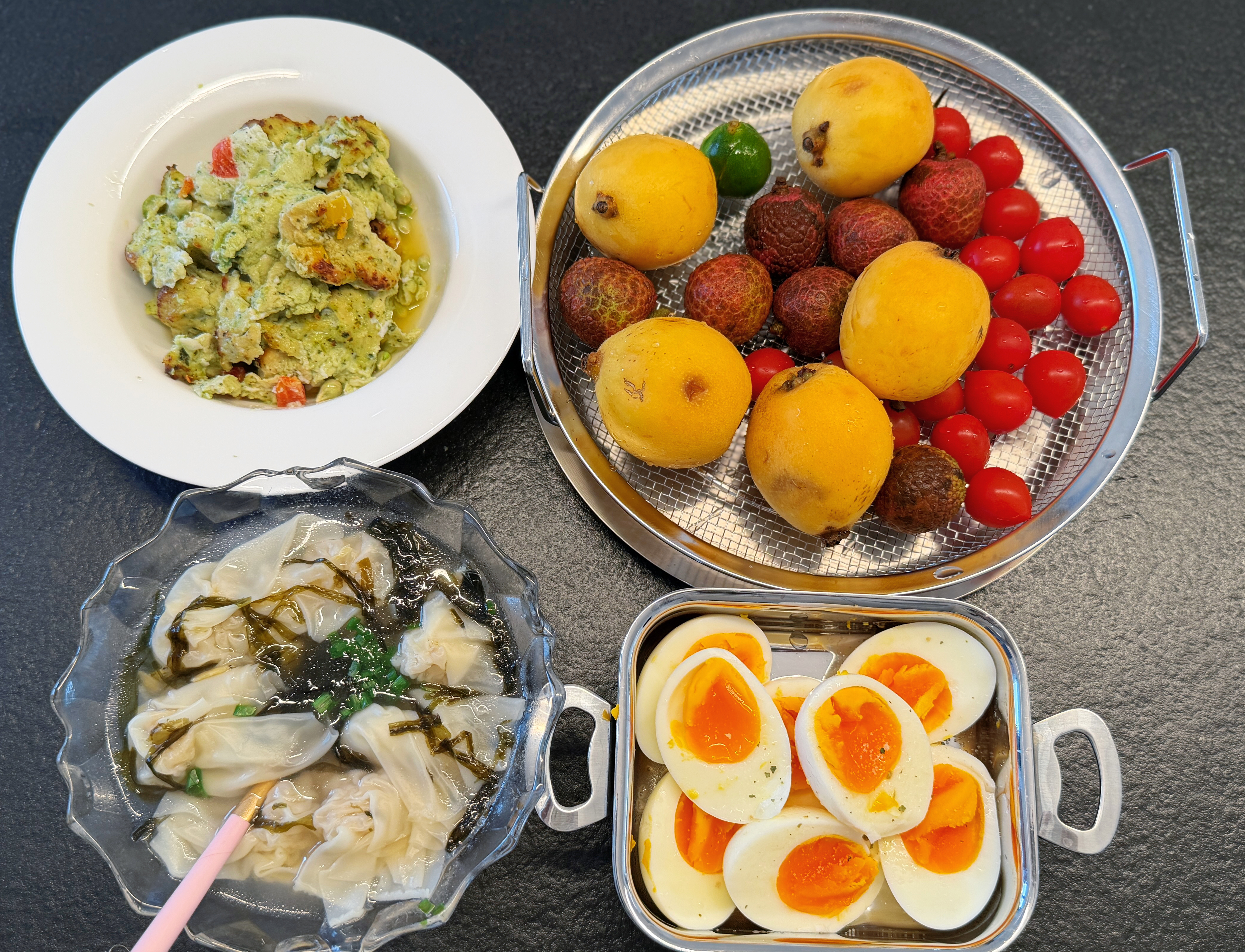 周一早。起来了两个，还有两个没起床。 