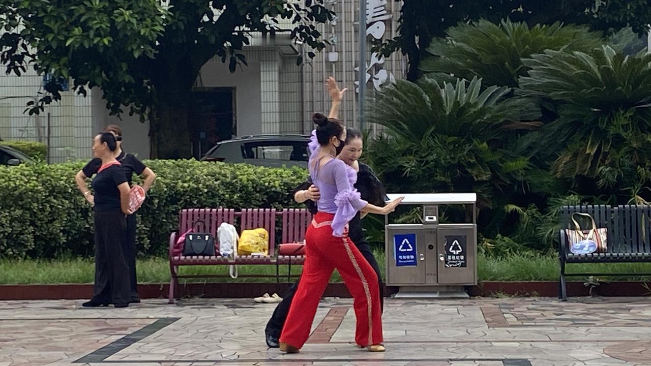 没有舞台和掌声，她们跳得格外认真
 上班路过泸天化中心公园，总先听见隐约的舞曲声