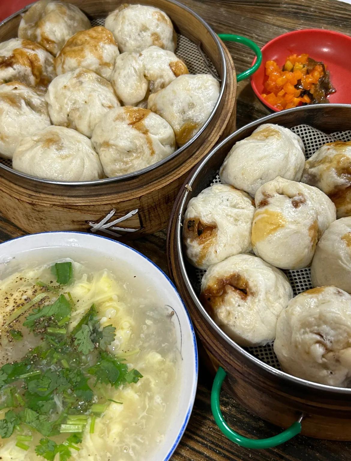 今儿个一大早，我还是照常去楼下那家包子铺吃早饭。可这一去，我就发现了个新鲜事儿。