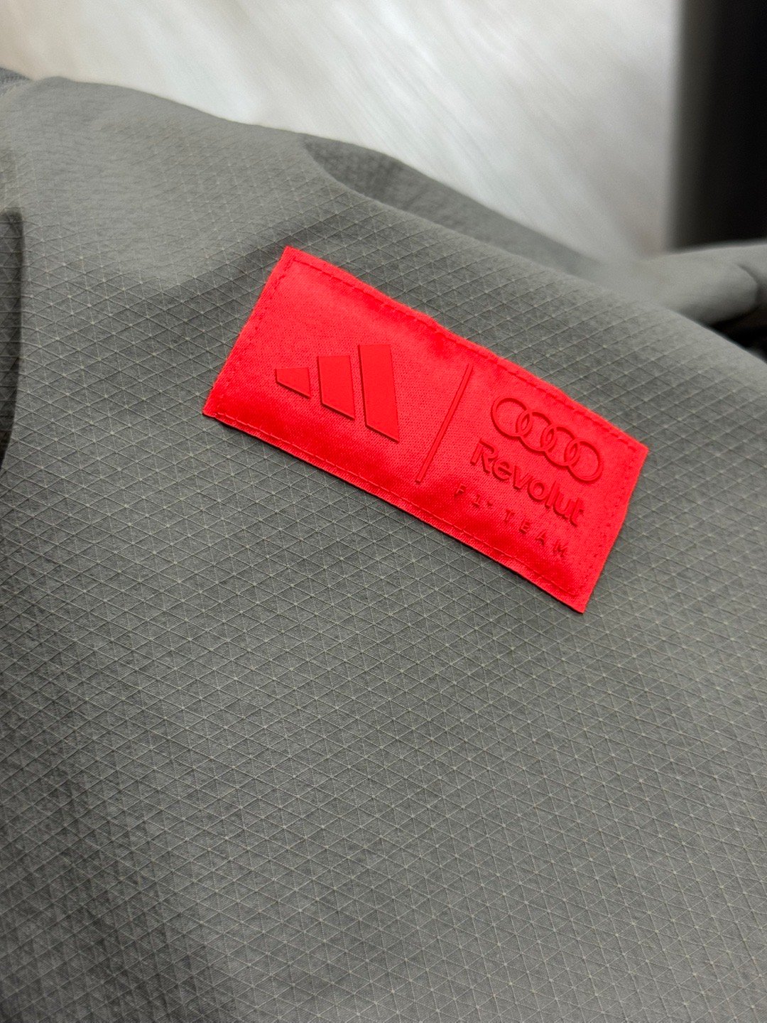 为什么作为皮亚粉丝我买了件奥迪队服呢，因为我意识到：第一我只是喜欢皮亚，对迈队无