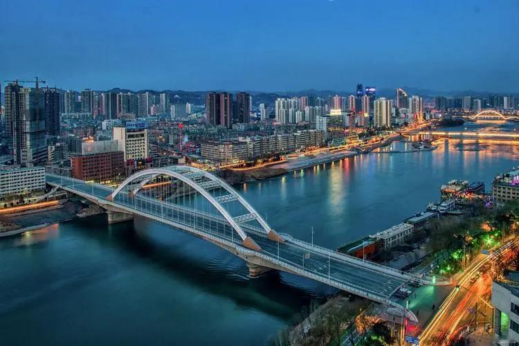 甘肃省总人口2490万人，兰州市总人口438万，占全省总人口比例不足十八。 ‍甘
