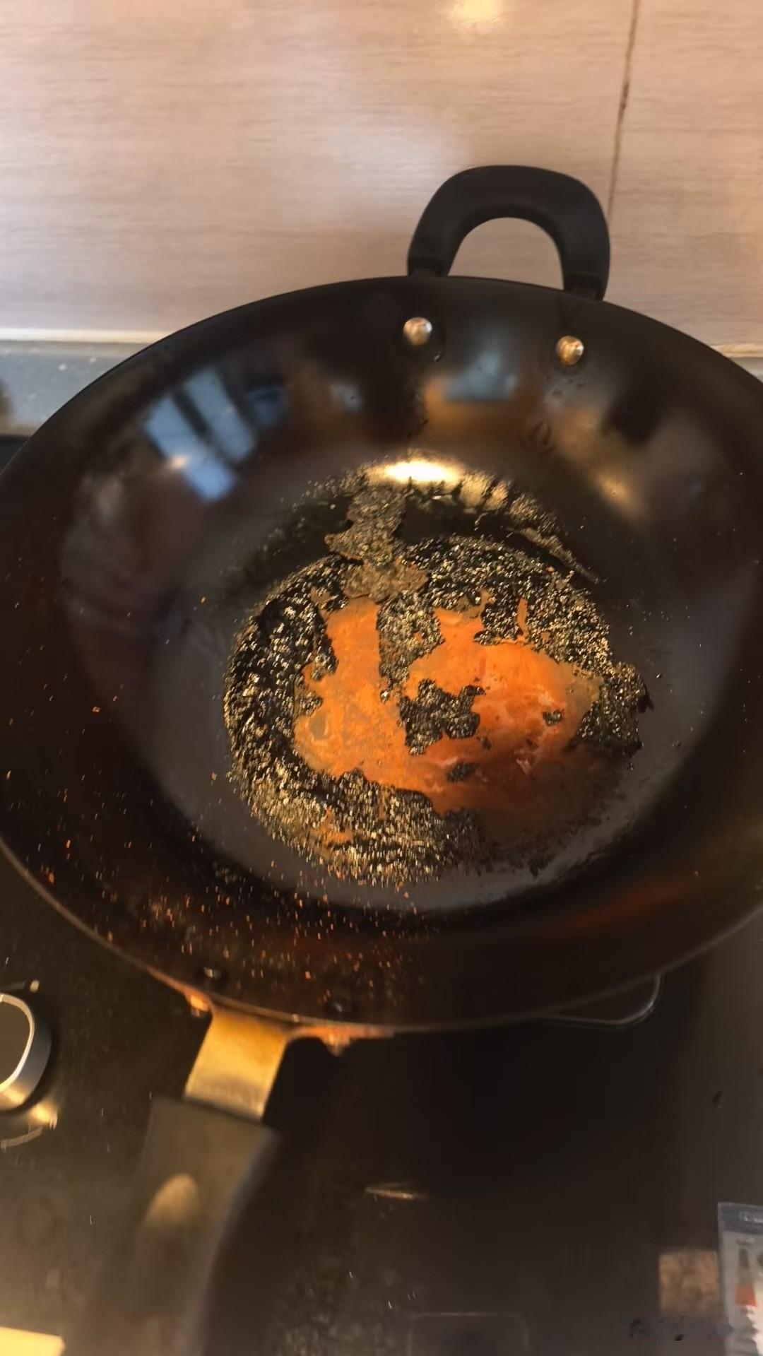 今天真是见鬼了，给铁锅开个锅竟然没关火就出门了。

小铁锅足足烧了五六个小时，回