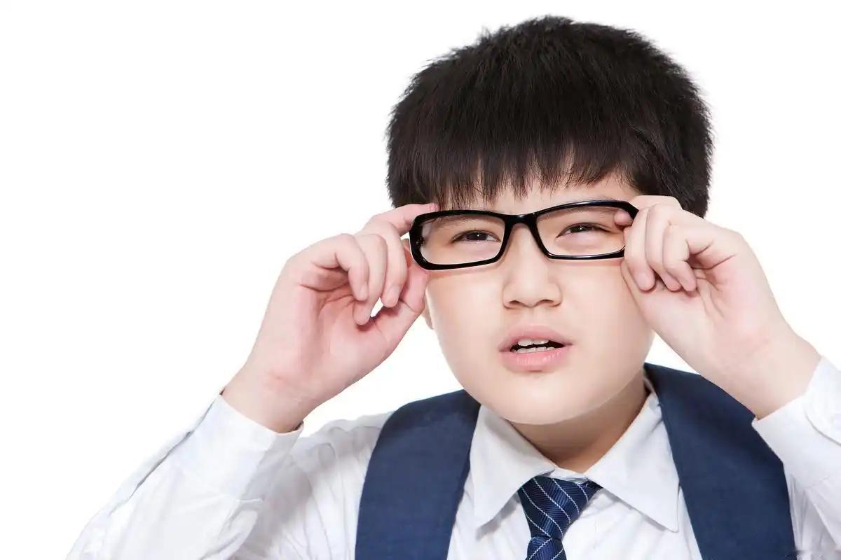 十四亿人口的大国，部分特殊岗位想挑一批不戴眼镜的年轻人，竟然没那么容易——高中生