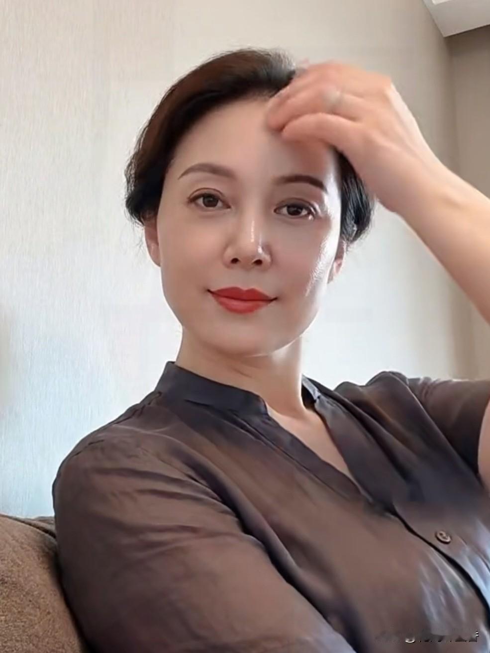 很多人觉得长得好看才算迷人，其实脸蛋只是一时的。真正的气质，藏在谈吐和处事格局里
