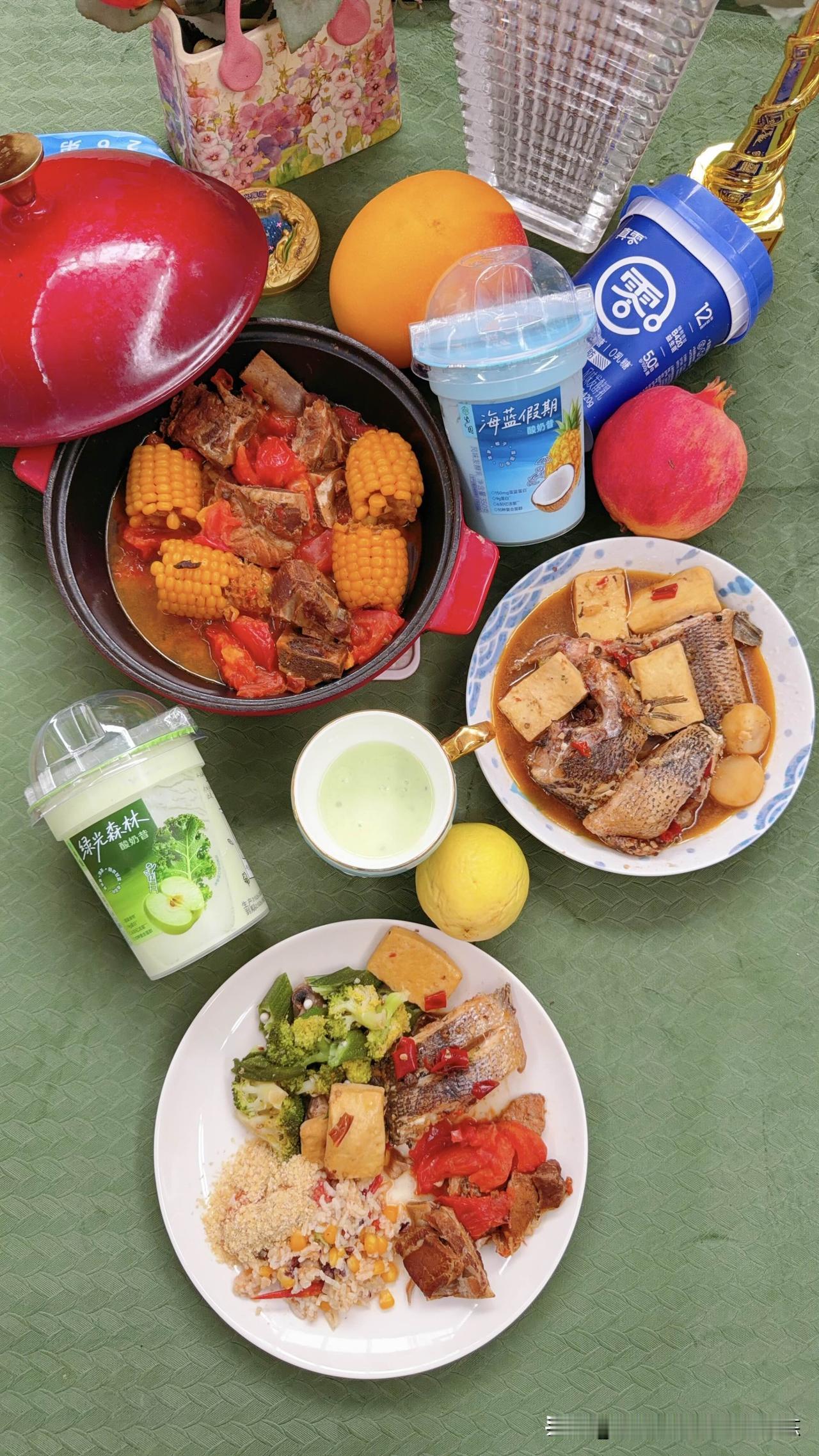 鲈鱼烧豆腐，玉米番茄炖排骨，秋葵，西兰花，蘑菇等蔬菜。米饭杂粮饭小麦胚芽玉米。苹
