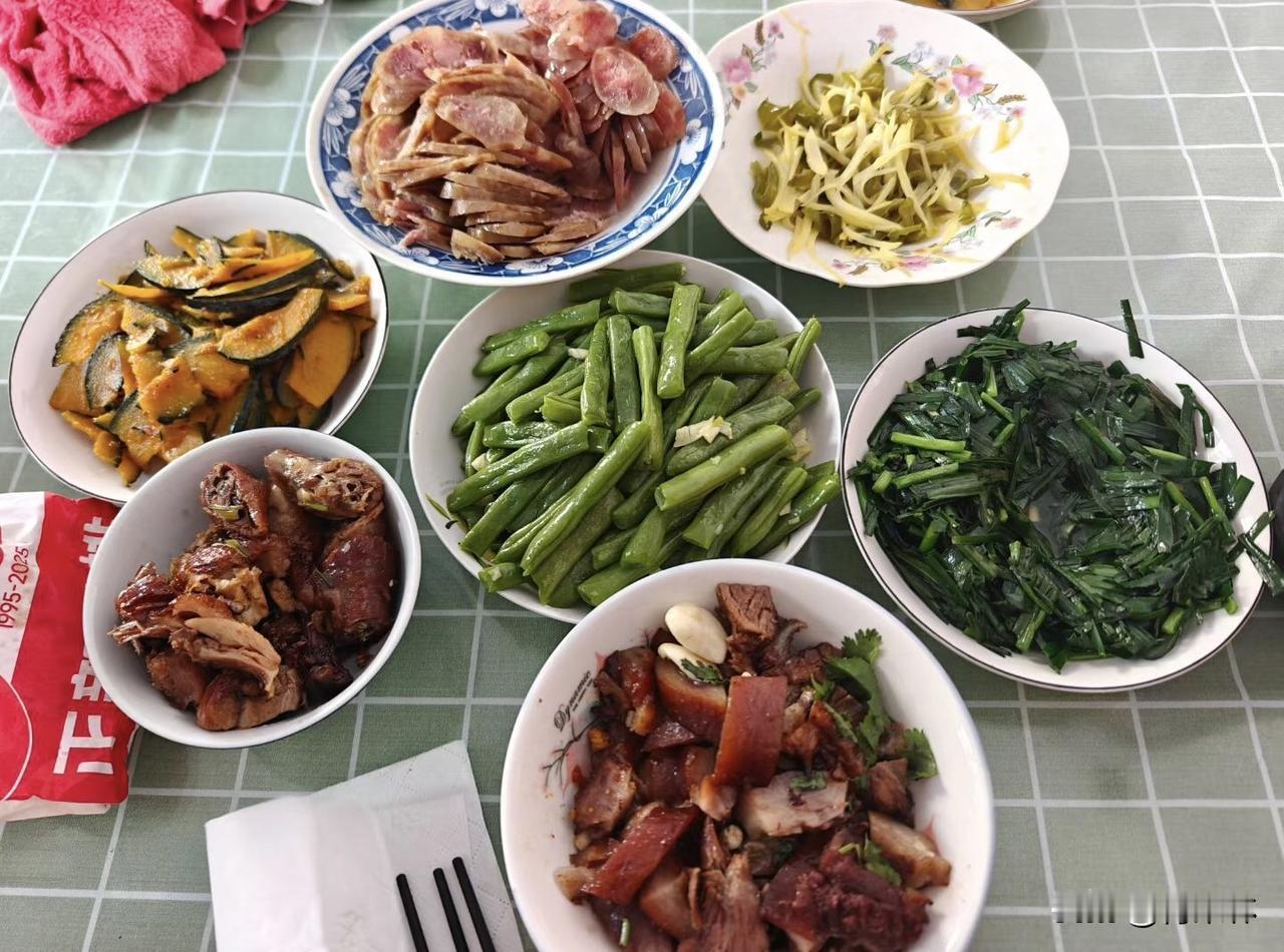每天分享一句金句。生活没那么多高光时刻，别总盯着还没到的以后，也别反复咀嚼过去的