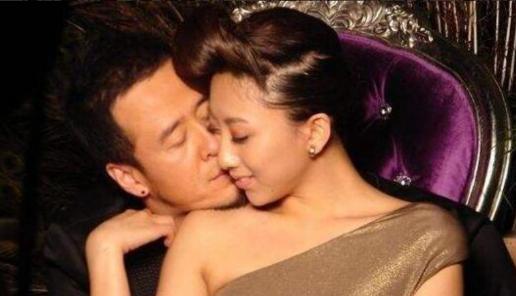 1996年，白雪宣布和杨坤分手，临别前，她扯下脖子上的项链递给杨坤，说留个纪念吧