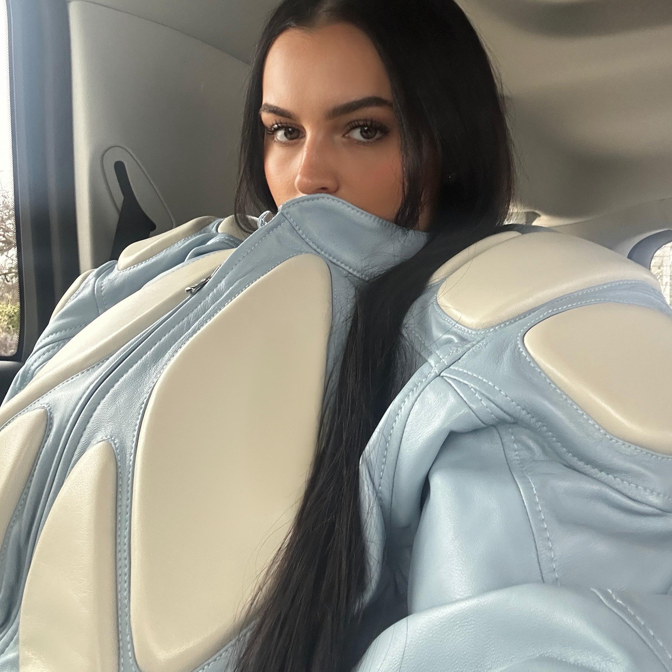 Drake 的私密服装品牌 VAVA在直播观看 FOMO 时，直播间有人注意到 