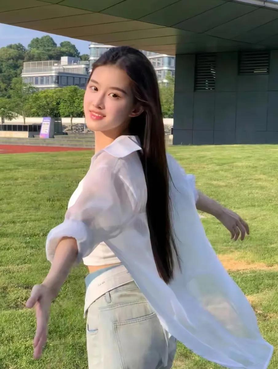 大家好啊！很高兴能与你相识。我是一名27岁的小学教师，性格温柔体贴，思想独立，三