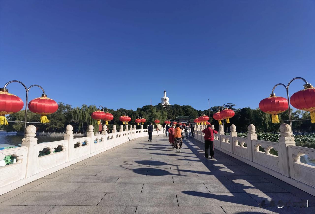 国庆节前的北海公园，红红火火，喜气洋洋，节日氛围满满，红灯高掛，花坛高搭，鲜花绽