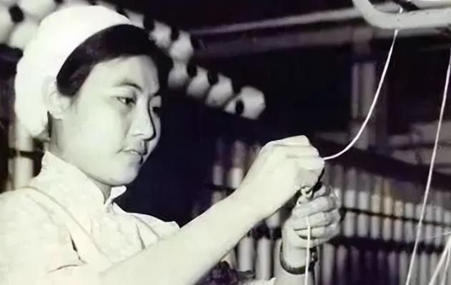 1977年，吴桂贤主动辞去职务，回到西北国棉厂，可就在回到陕西的当晚，得知姐妹们