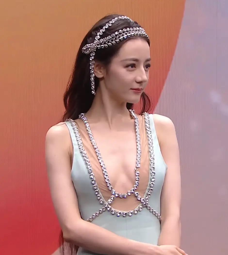 一直看不懂迪丽热巴，为什么每次都要捂胸？

既然这样穿了，那就大大方方地展示嘛！