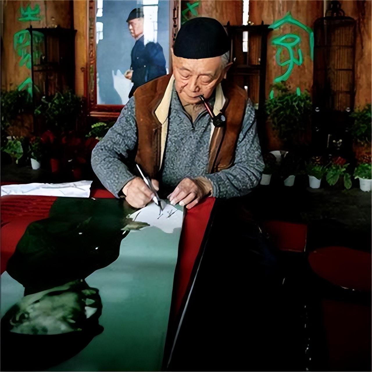 在北京古城的一隅，潘家园的旧货市场总是热闹非凡，这里汇聚了各式各样的古玩与艺术品