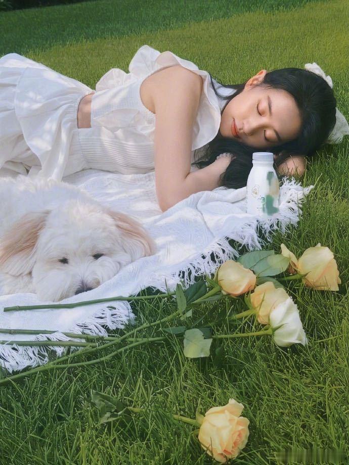 刘亦菲美回16岁了 这组美图氛围感直接拉满，刘亦菲眉眼间满是青涩灵气，完美复刻白