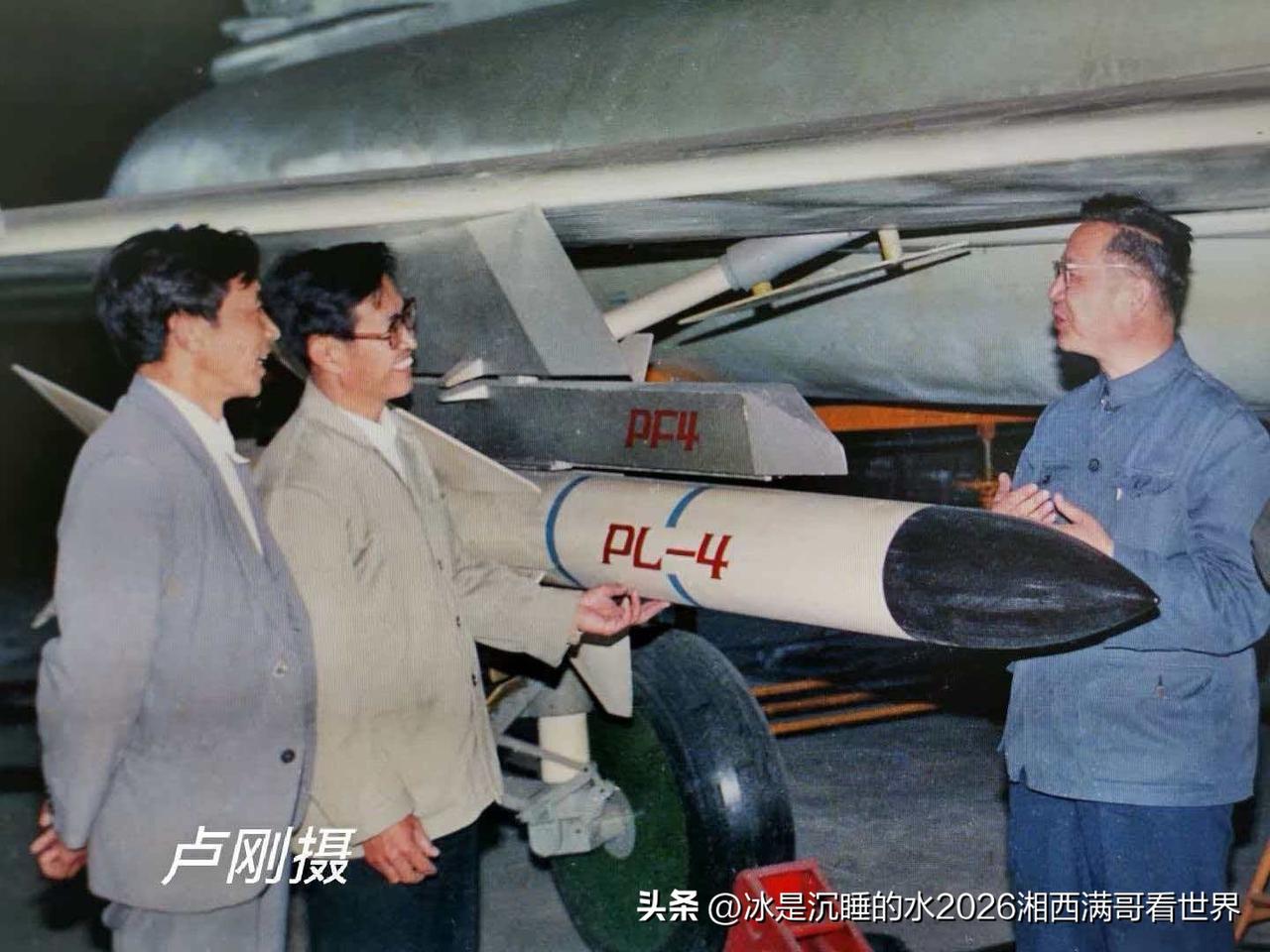 转发分享2张卢刚拍摄的80年代顾老与同事在车间讨论PL-4空空导弹技术问题的珍贵