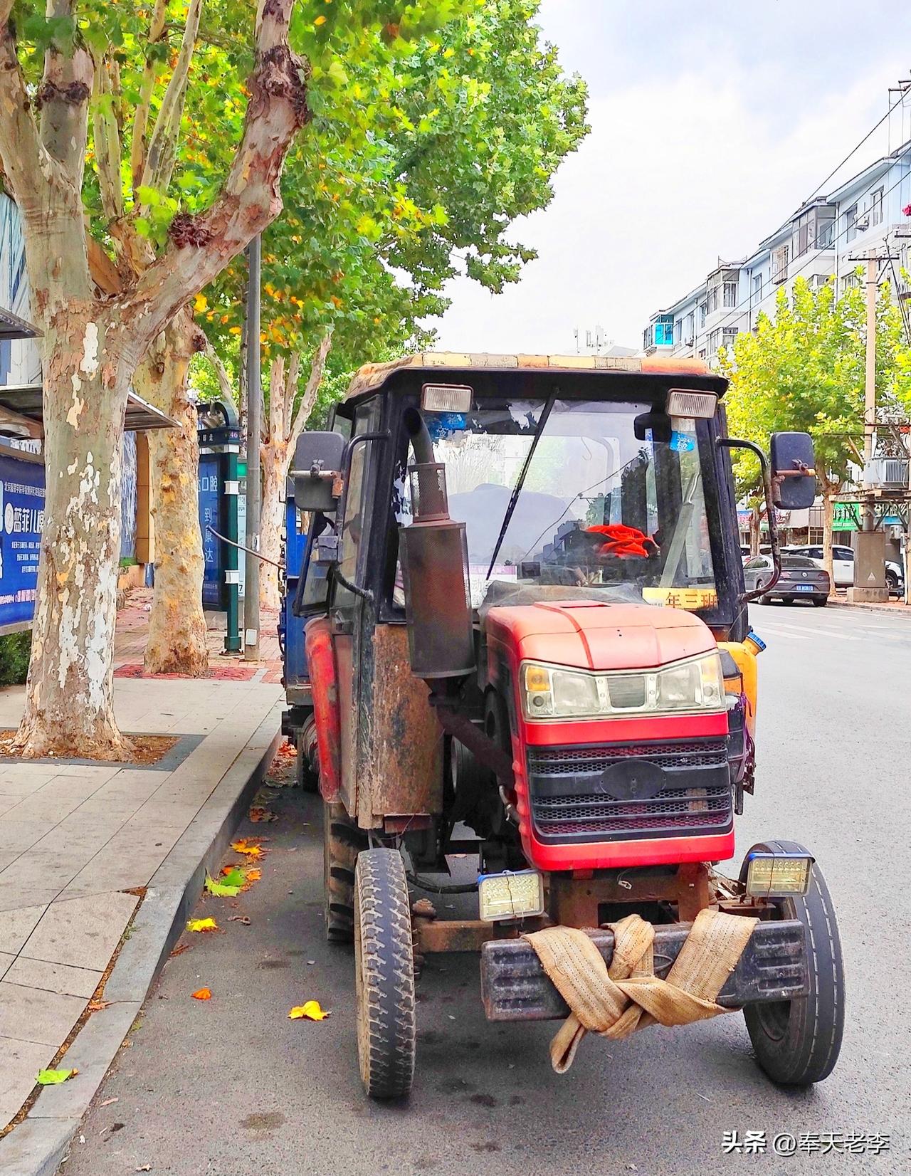 小城的街头与大城市的街头有所差异。或多或少，带着那股乡间的烟火气。这种贴近百姓大