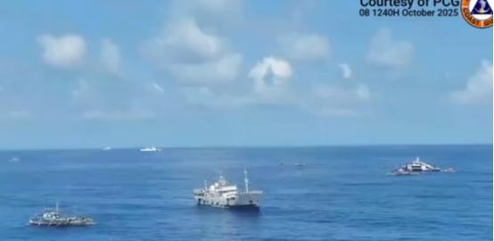 菲律宾一头撞上中国“枪口”，侵闯黄岩岛后，发现解放军正实弹演习！
 
据菲律宾方