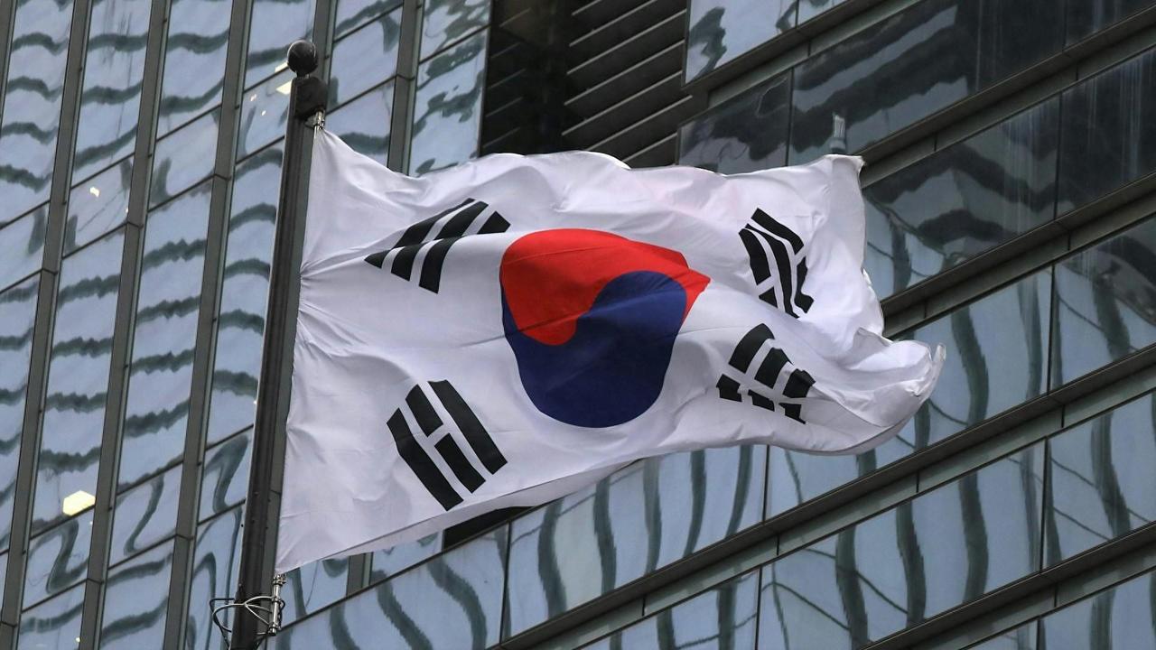 韩国能孵化出首尔、釜山这些大城市，关键一步不是单纯发展工业，而是先把工业城市从农