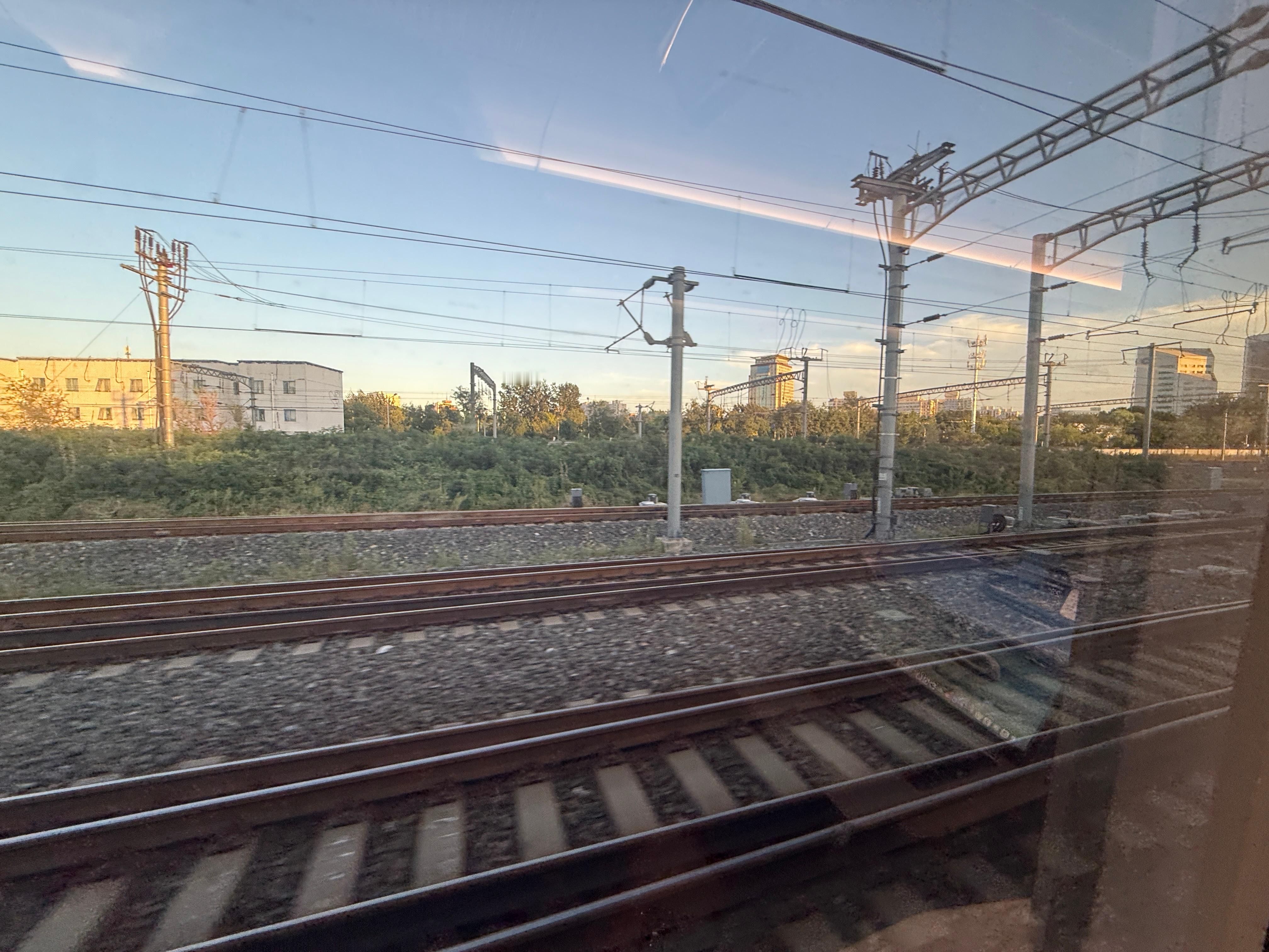 今晚工位～🚄中国高铁真的牛逼，2.5小时抵江，4.5 小时达沪  ​​​