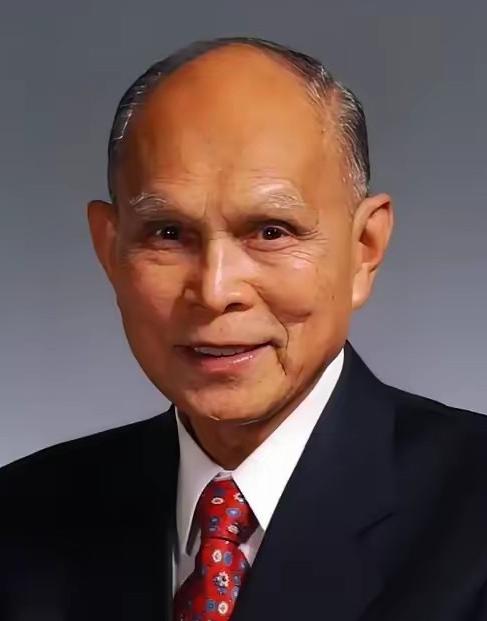 1950年，霍英东送给志愿军的货物被海盗劫持，他自己也被海盗用枪顶头，霍英东的呼