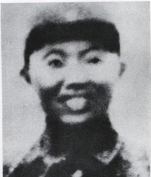 1942年，神枪手王凤麟遭叛徒出卖，被日军围在山上，打到只剩一颗子弹时，他犹豫了