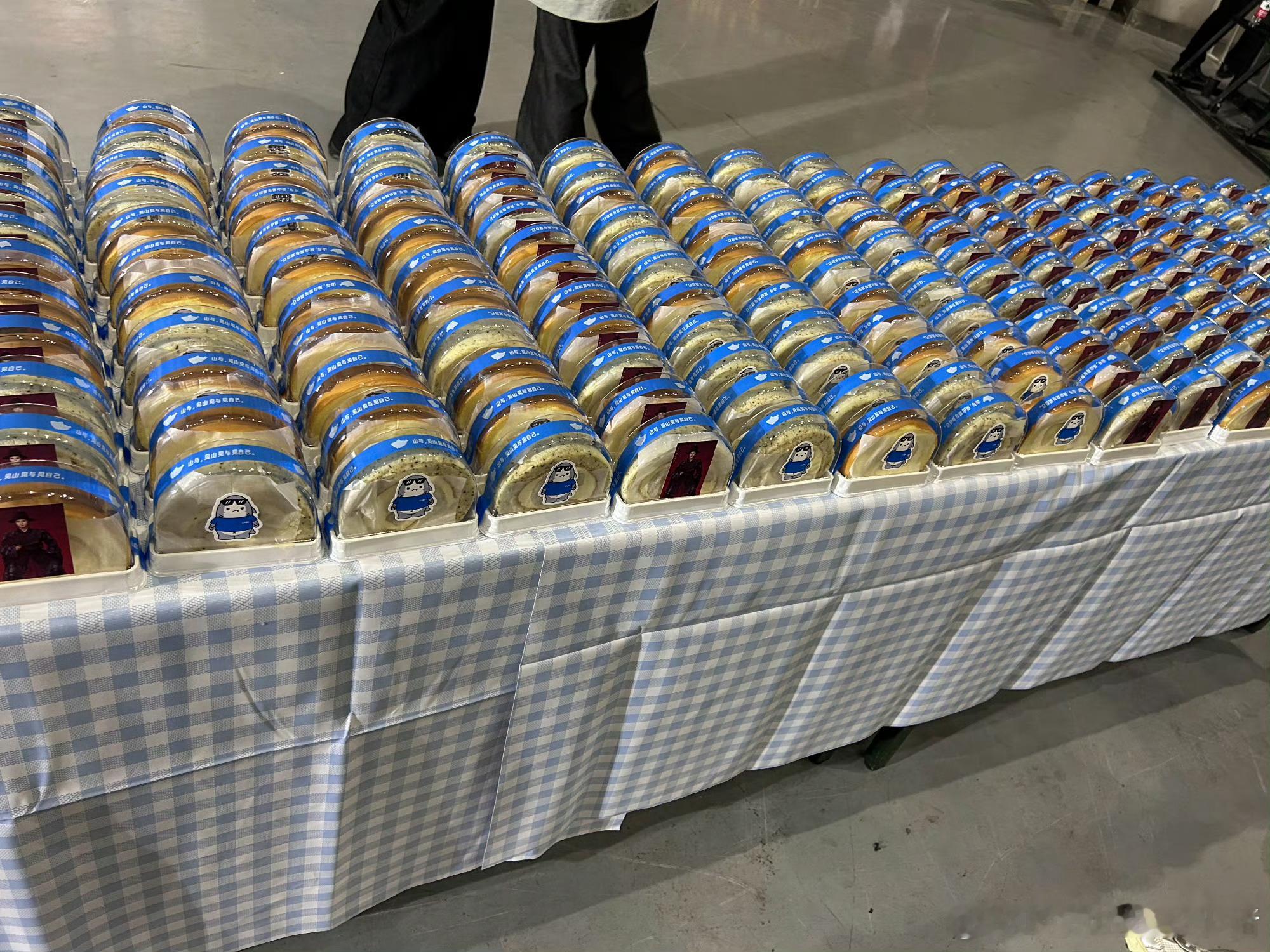 何与杀青逆应援粉丝，窈窈有期这部剧请客好多次了🥺🥺 